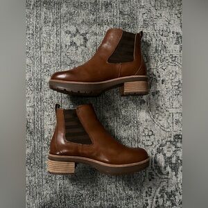 Never worn- kork ease lug boots